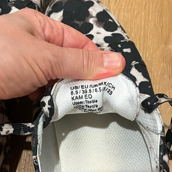 Gently worn Kenneth Cole Kam Eo Sneaker women’s size 8.5 - Picture 11 of 11